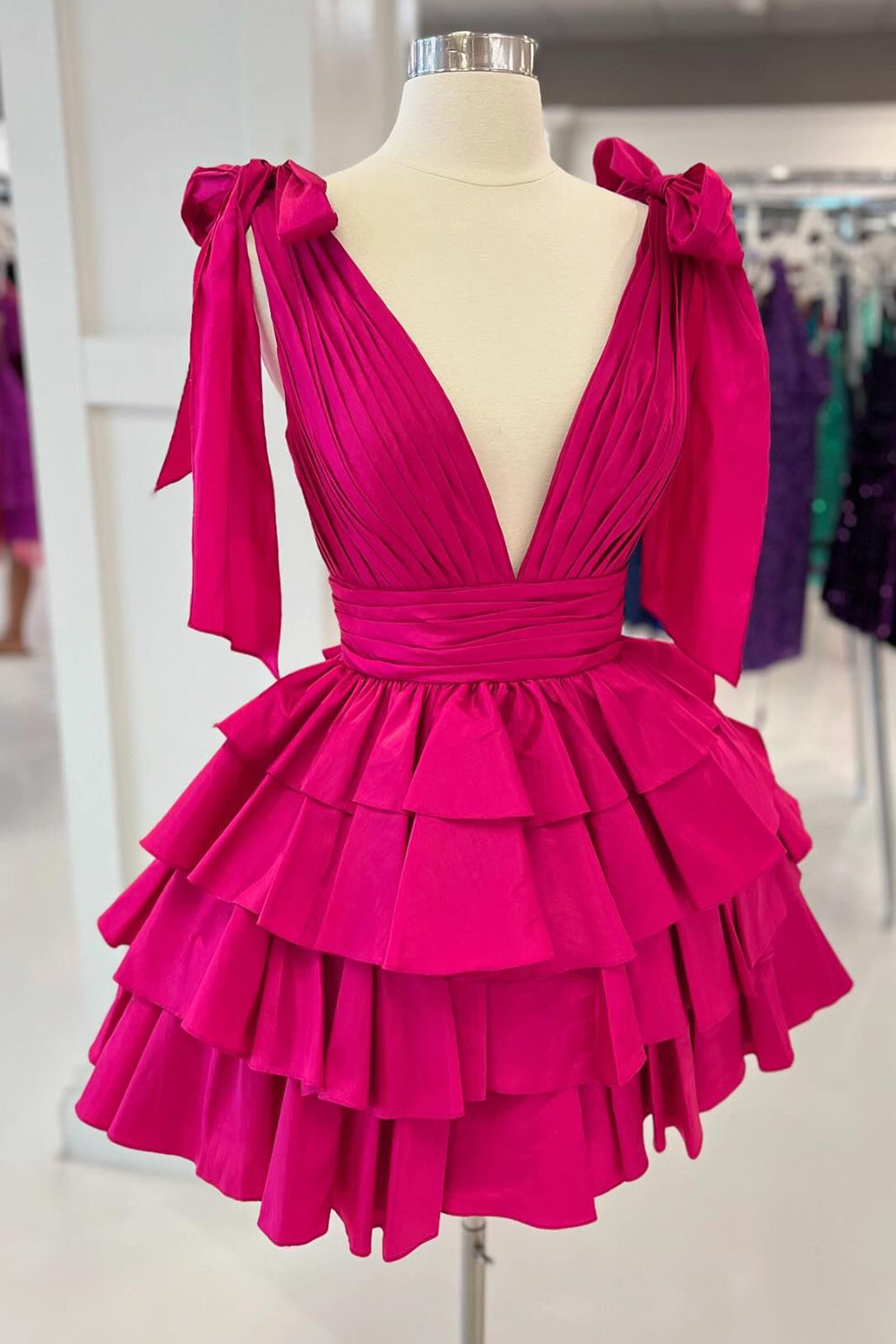 Vestido de fiesta de línea A con volantes escalonados y tirantes ajustables