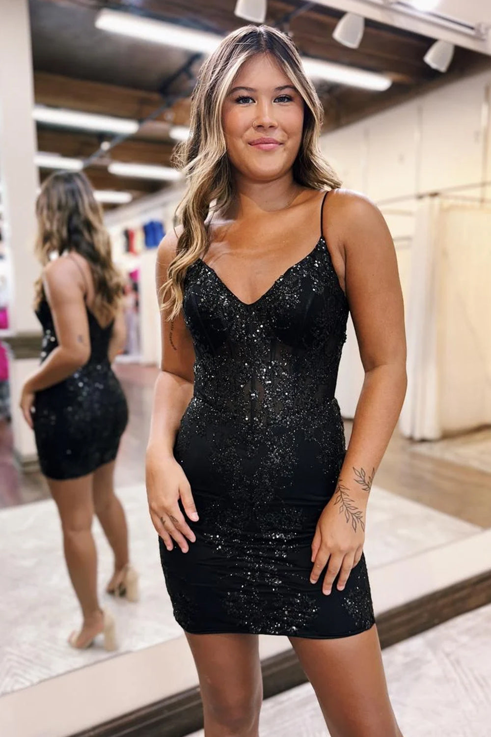 Vestido de fiesta verde oscuro con corsé, tirantes finos brillantes y pedrería.