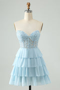 Vestido corto de fiesta azul claro con escote corazón, corte en A y volantes, con apliques.