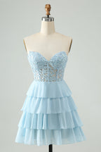 Vestido corto de fiesta azul claro con escote corazón, corte en A y volantes, con apliques.