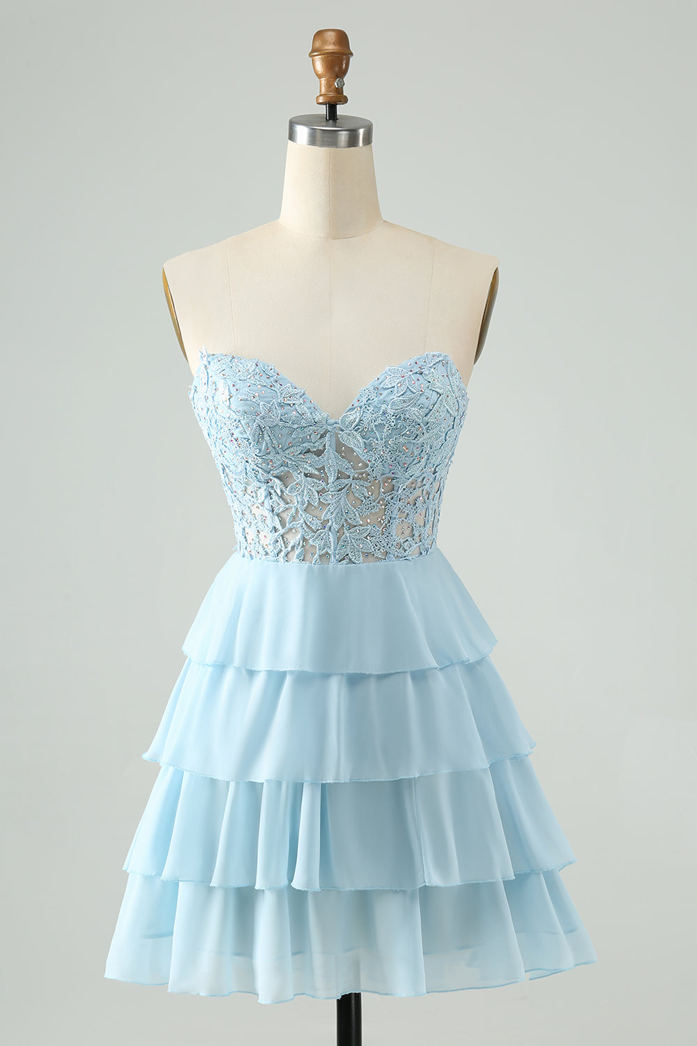 Vestido corto de fiesta azul claro con escote corazón, corte en A y volantes, con apliques.