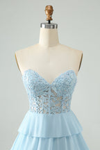 Vestido corto de fiesta azul claro con escote corazón, corte en A y volantes, con apliques.