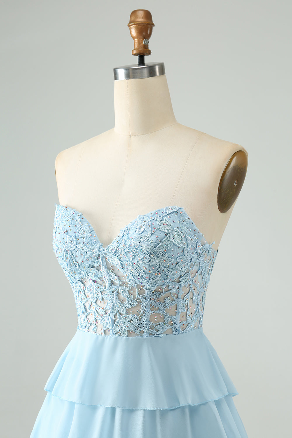 Vestido corto de fiesta azul claro con escote corazón, corte en A y volantes, con apliques.