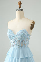 Vestido corto de fiesta azul claro con escote corazón, corte en A y volantes, con apliques.