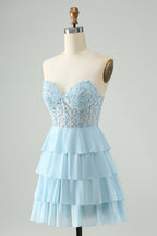 Vestido corto de fiesta azul claro con escote corazón, corte en A y volantes, con apliques.
