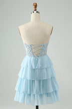 Vestido corto de fiesta azul claro con escote corazón, corte en A y volantes, con apliques.