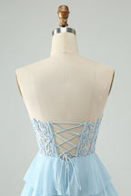 Vestido corto de fiesta azul claro con escote corazón, corte en A y volantes, con apliques.