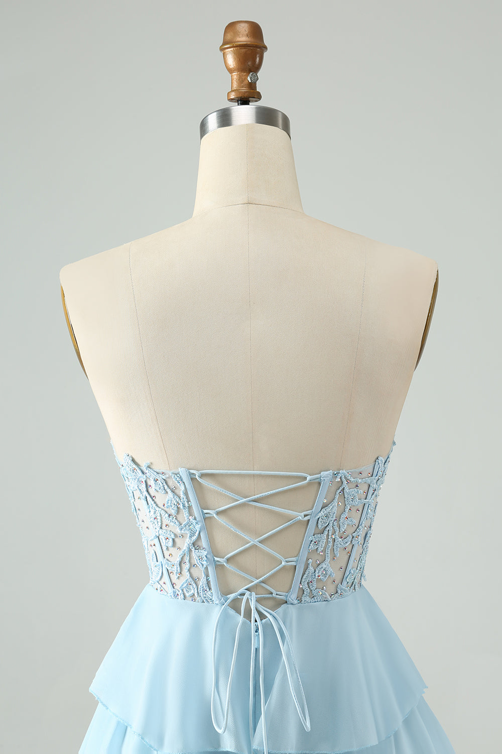 Vestido corto de fiesta azul claro con escote corazón, corte en A y volantes, con apliques.