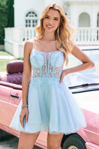Robe de bal courte trapèze en tulle à fines bretelles et appliques