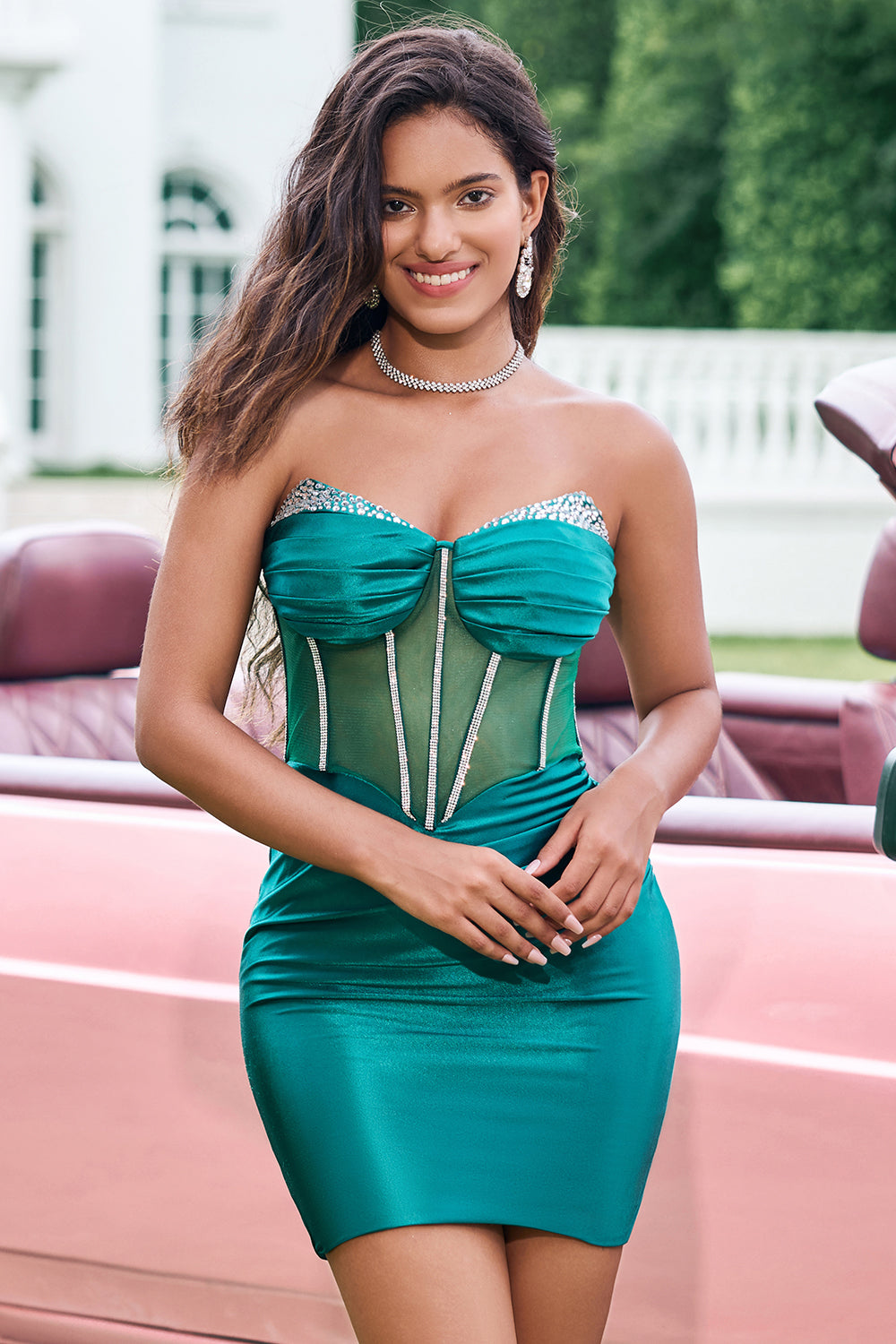 Robe de bal moulante bustier courte en satin sans bretelles avec perles