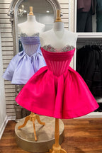 Robe de bal bustier courte en satin, coupe trapèze, ornée de perles