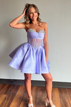 Robe de bal bustier courte en satin, coupe trapèze, ornée de perles
