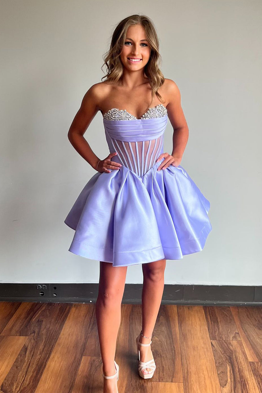 Robe de bal bustier courte en satin, coupe trapèze, ornée de perles