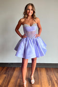 Robe de bal bustier courte en satin, coupe trapèze, ornée de perles