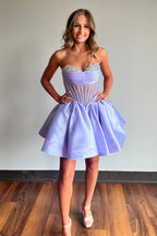 Robe de bal bustier courte en satin, coupe trapèze, ornée de perles