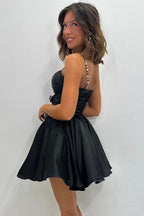 Vestido de fiesta de satén corte A con tirantes finos y abertura, con lazo.