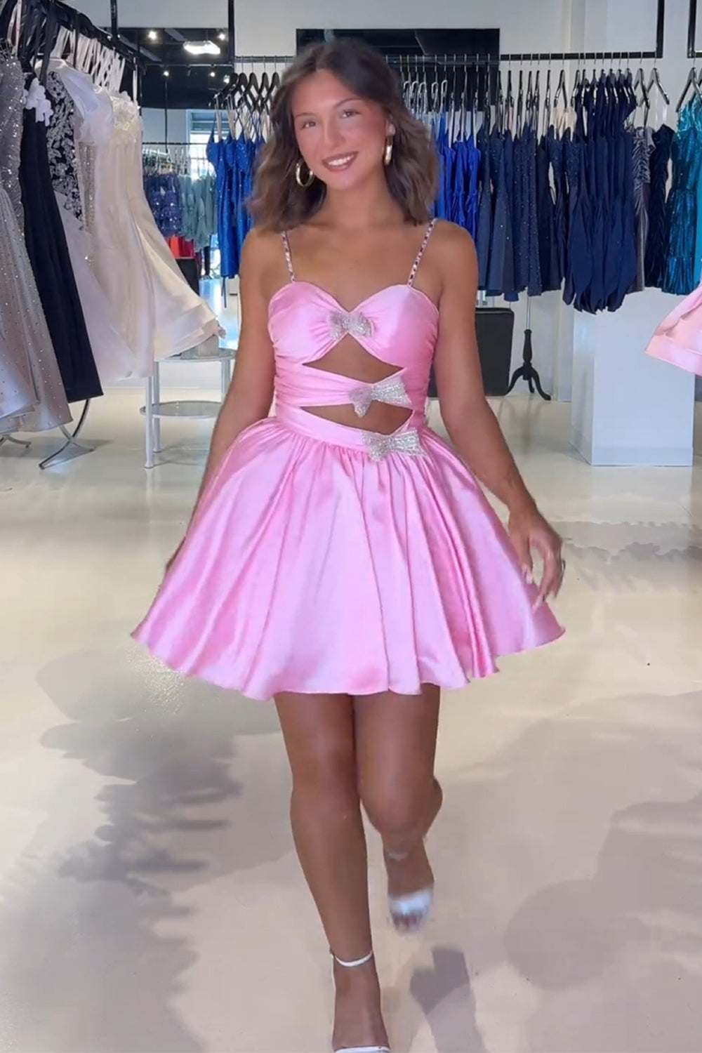 Vestido de fiesta de satén corte A con tirantes finos y abertura, con lazo.
