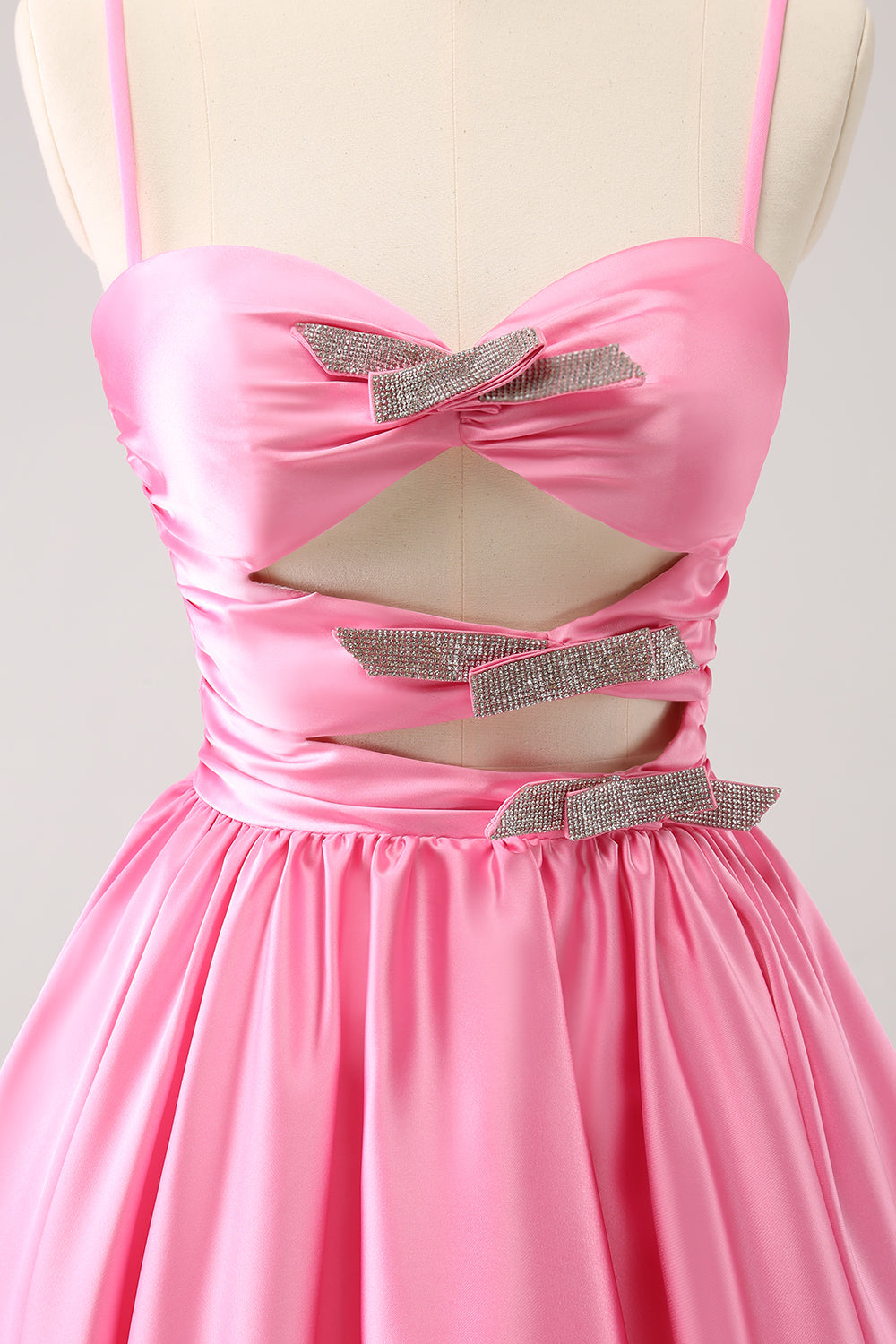Vestido de fiesta de satén corte A con tirantes finos y abertura, con lazo.