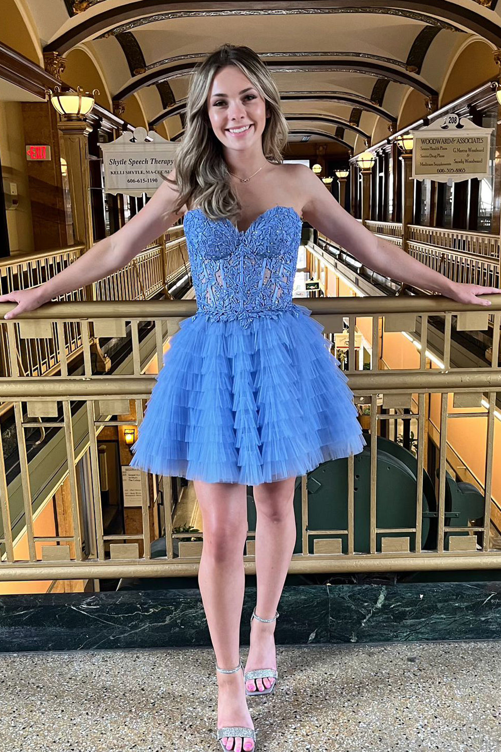Robe de bal bustier en tulle à volants et décolleté en A, ornée d'appliques