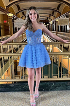 Robe de bal bustier en tulle à volants et décolleté en A, ornée d'appliques
