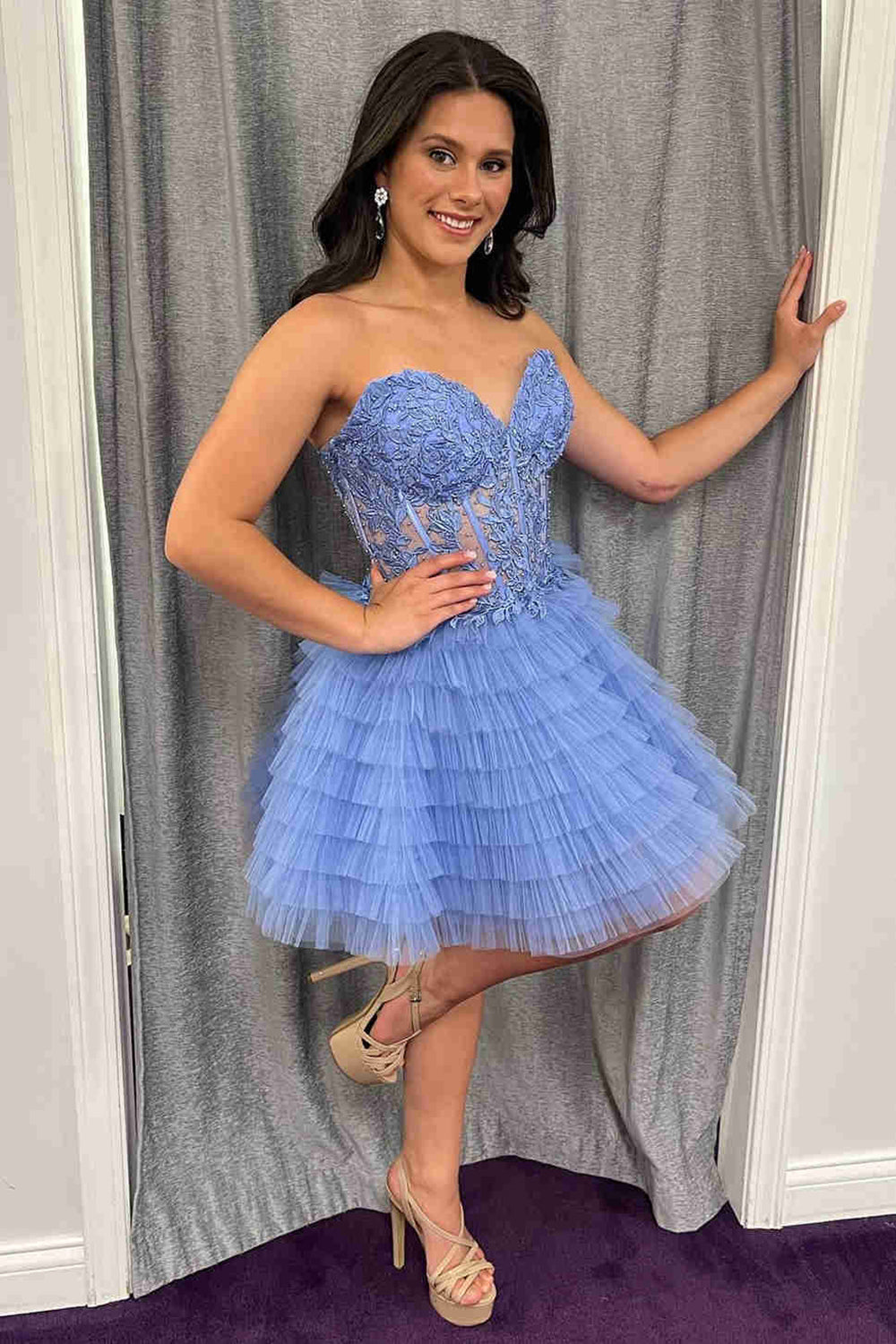 Robe de bal bustier en tulle à volants et décolleté en A, ornée d'appliques