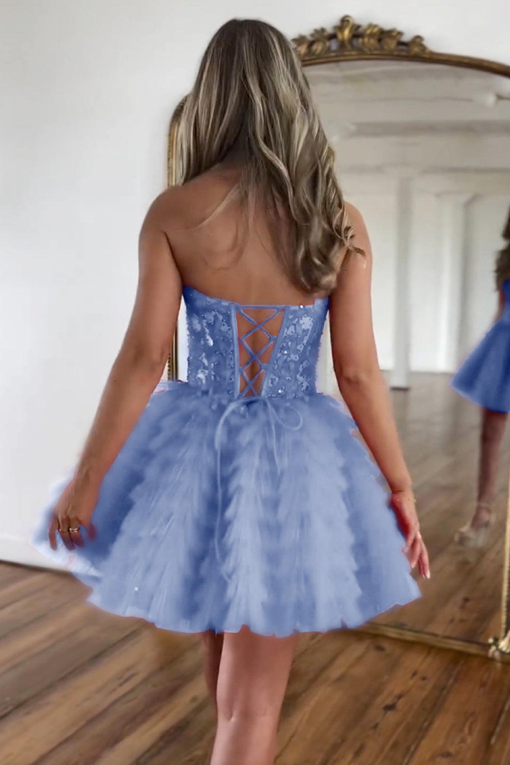 Robe de bal bustier en tulle à volants et décolleté en A, ornée d'appliques