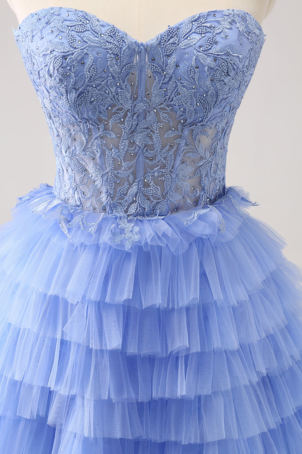 Robe de bal bustier trapèze en tulle à volants et corset à appliques