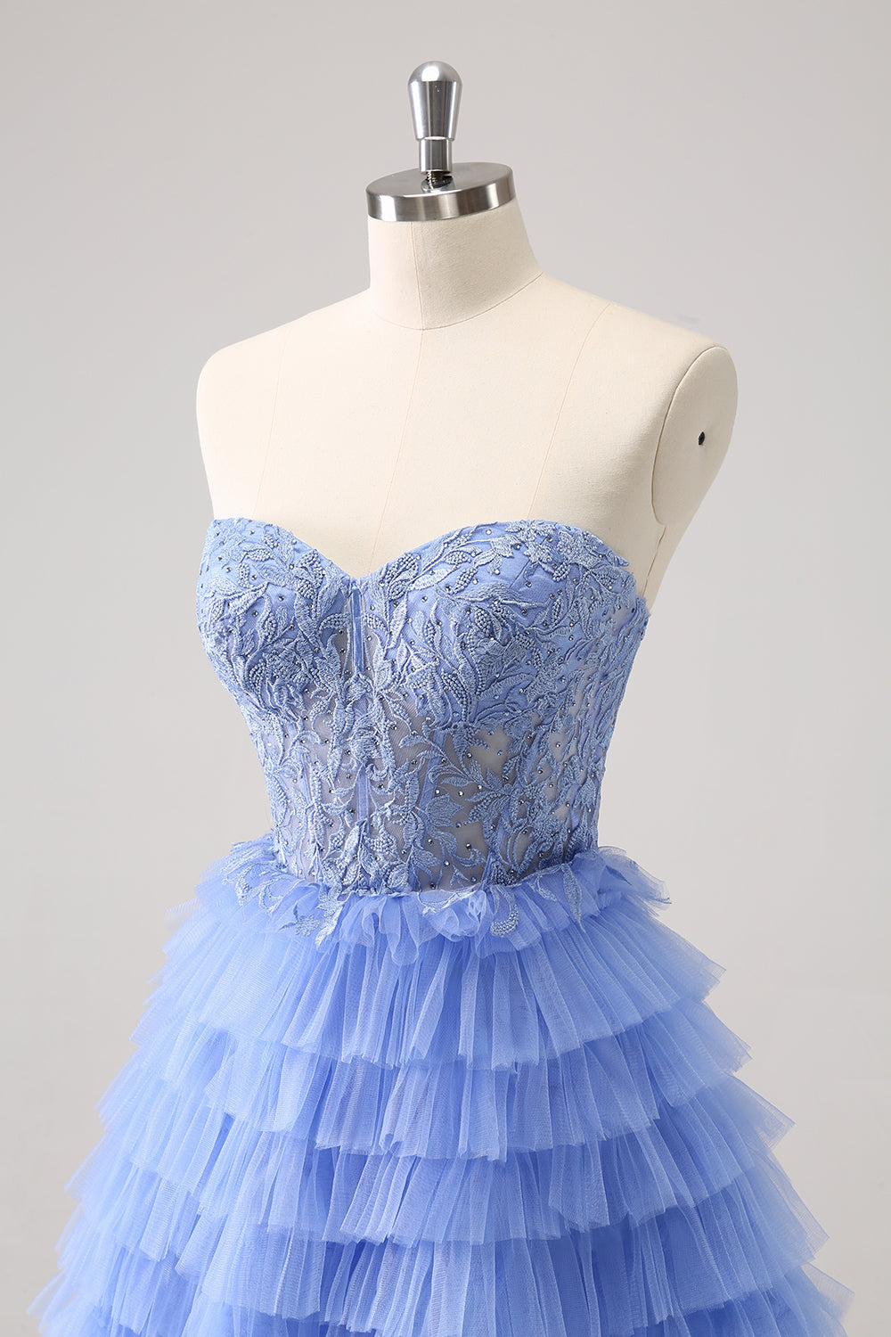 Robe de bal bustier trapèze en tulle à volants et corset à appliques