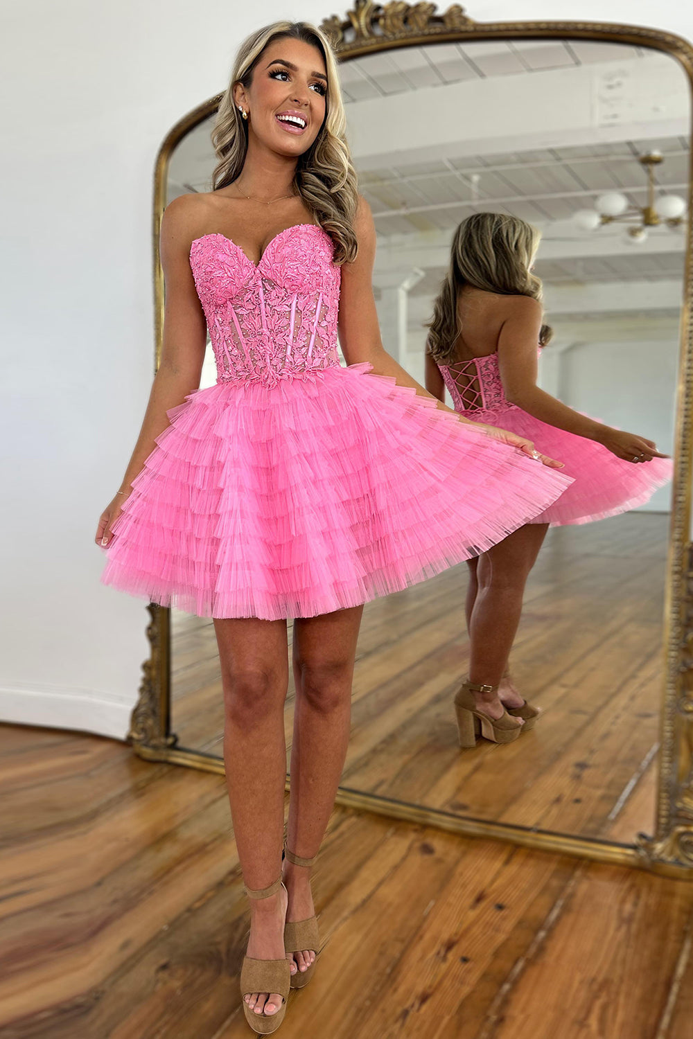 Robe de bal bustier en tulle à volants et décolleté en A, ornée d'appliques