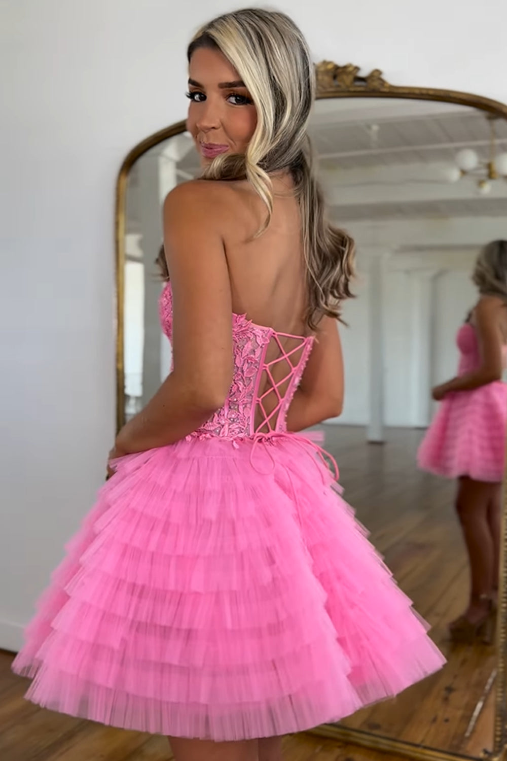Robe de bal bustier en tulle à volants et décolleté en A, ornée d'appliques