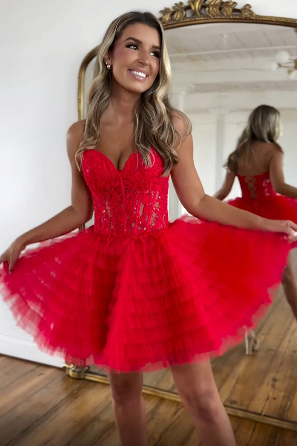 Robe de bal bustier en tulle à volants et décolleté en A, ornée d'appliques