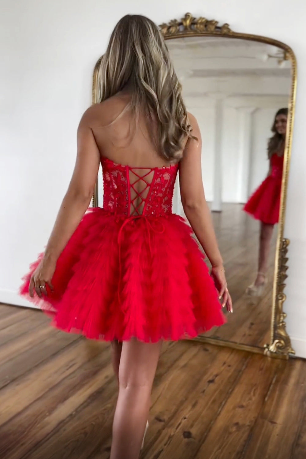 Robe de bal bustier en tulle à volants et décolleté en A, ornée d'appliques