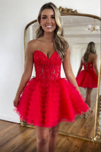 Robe de bal bustier en tulle à volants et décolleté en A, ornée d'appliques