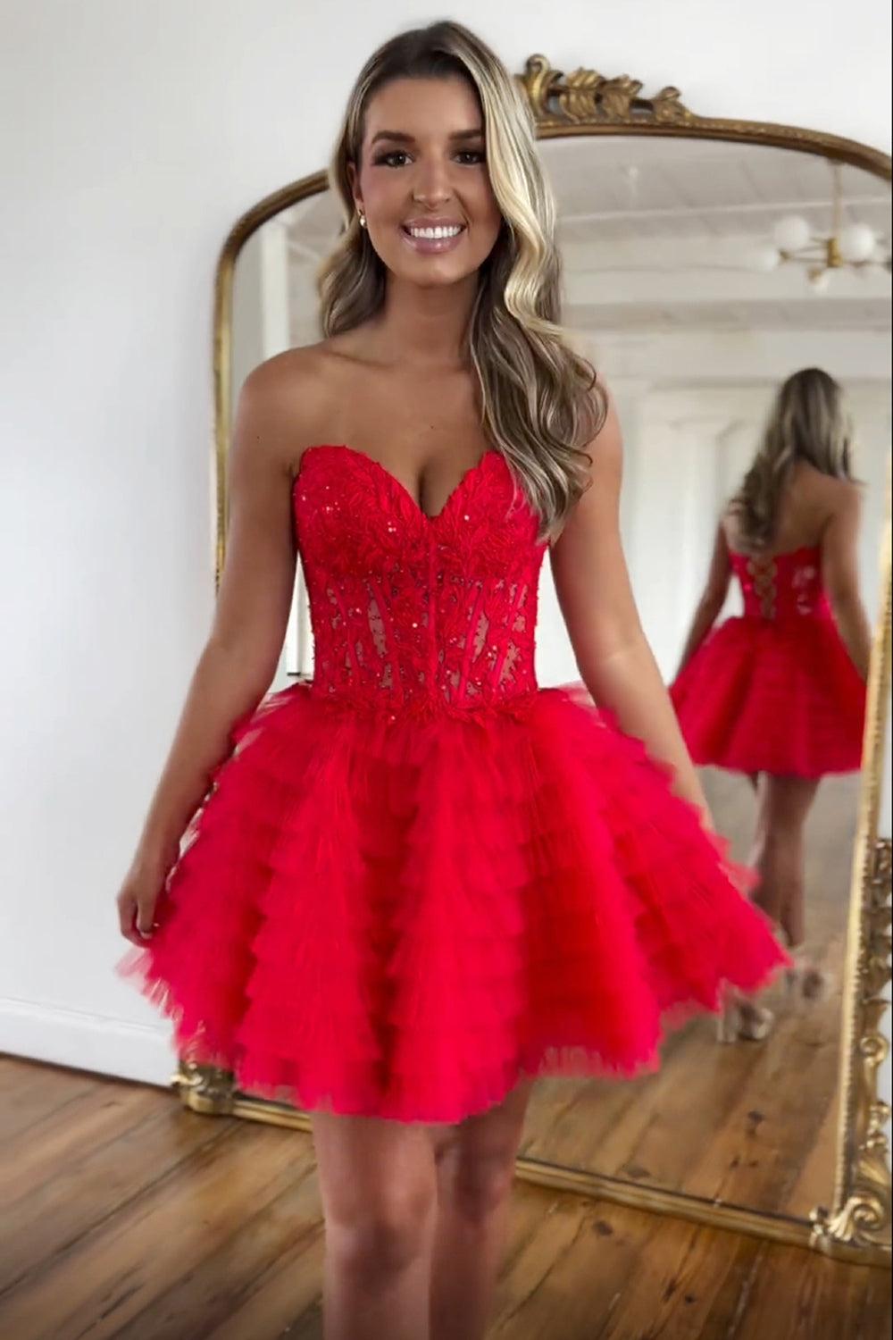 Robe de bal bustier en tulle à volants et décolleté en A, ornée d'appliques