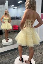 Robe de bal bustier en tulle à volants et décolleté en A, ornée d'appliques
