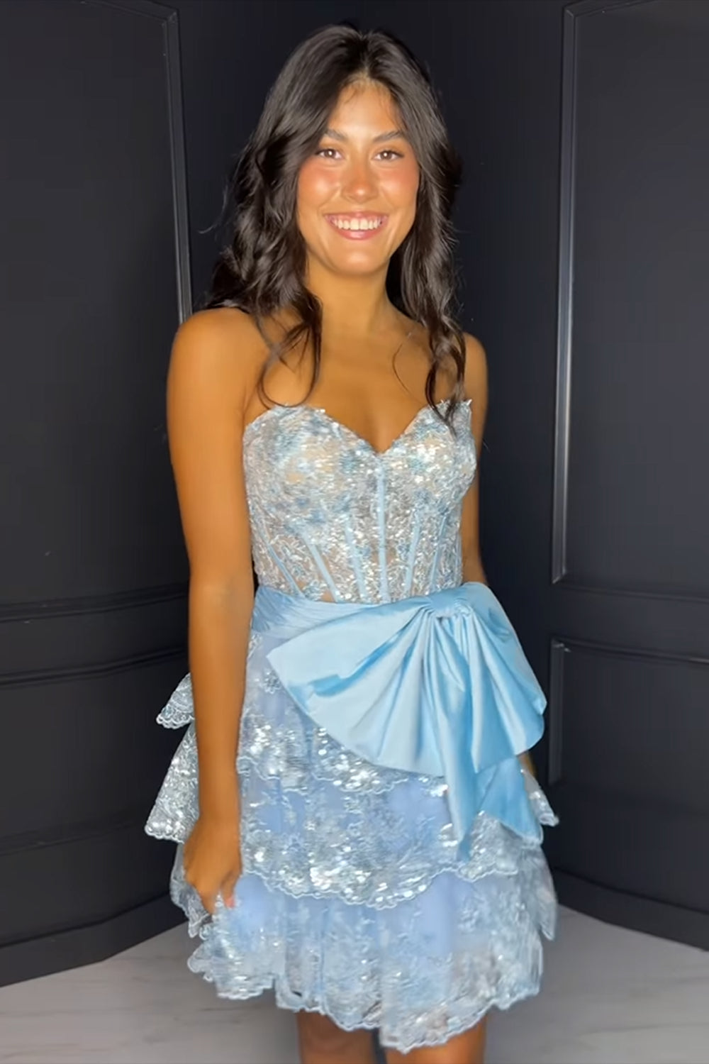 Vestido de fiesta de corte A, escote corazón, tul, lentejuelas, corsé corto escalonado con lazo