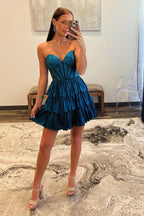 Robe de bal courte à bretelles, coupe trapèze, corset à volants et perles