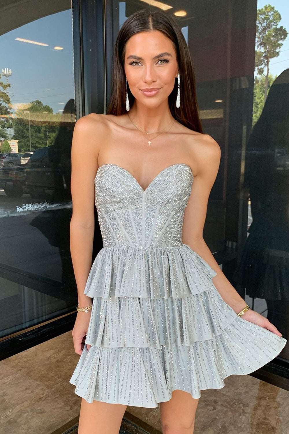 Robe de bal courte bustier trapèze à volants et perles