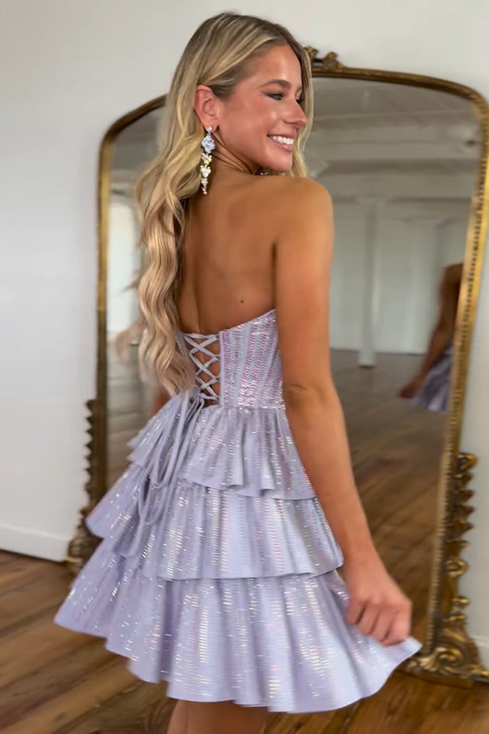Robe de bal courte bustier trapèze à volants et perles