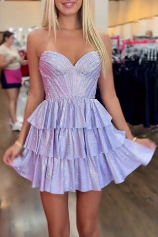 Robe de bal courte noire à paillettes, bustier trapèze, ornée de perles