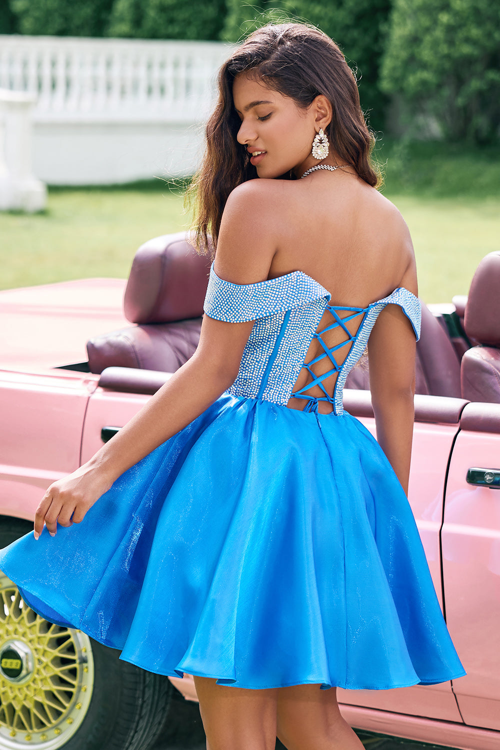 Vestido de fiesta de satén corte A con corsé y hombros descubiertos, adornado con cuentas.