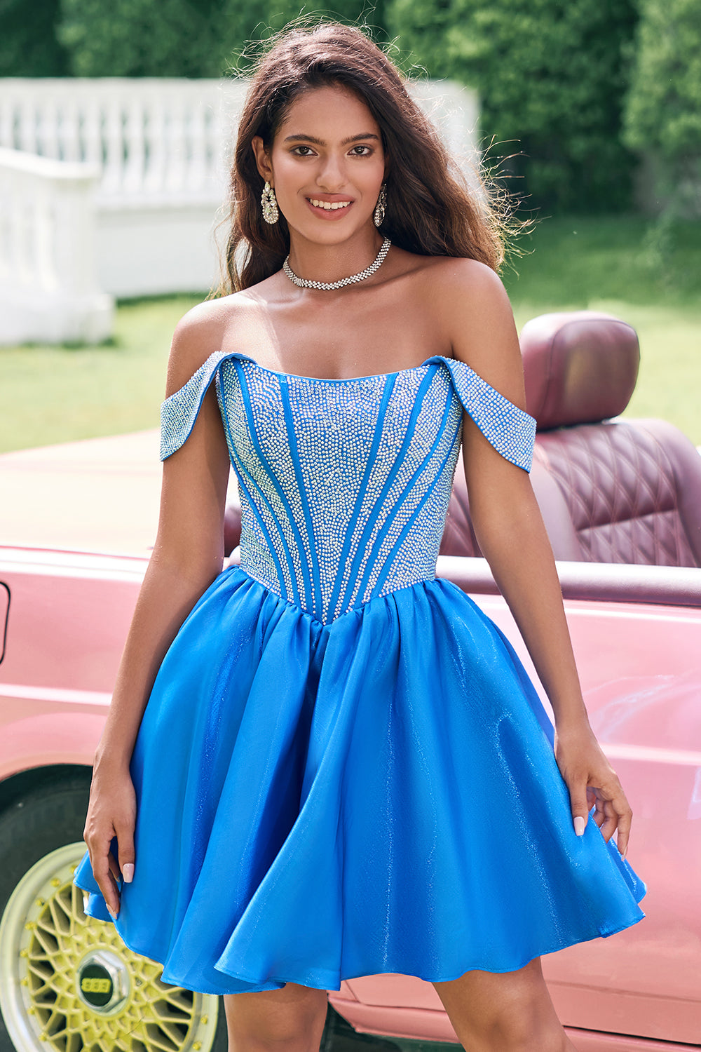 Vestido de fiesta de satén corte A con corsé y hombros descubiertos, adornado con cuentas.