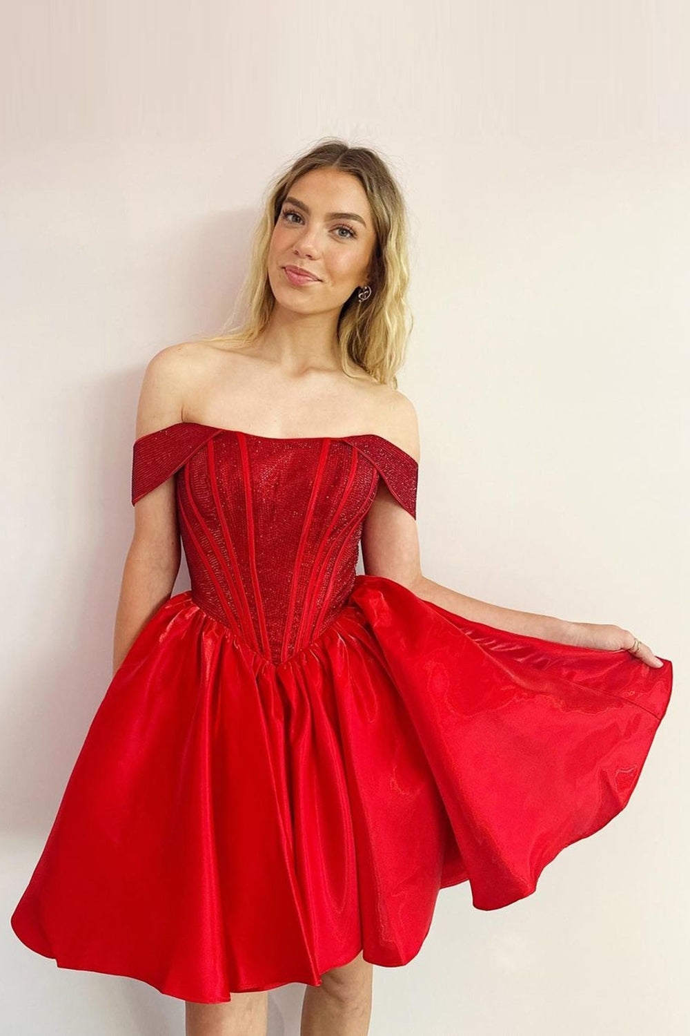 Vestido de fiesta de satén corte A con corsé y hombros descubiertos, adornado con cuentas.