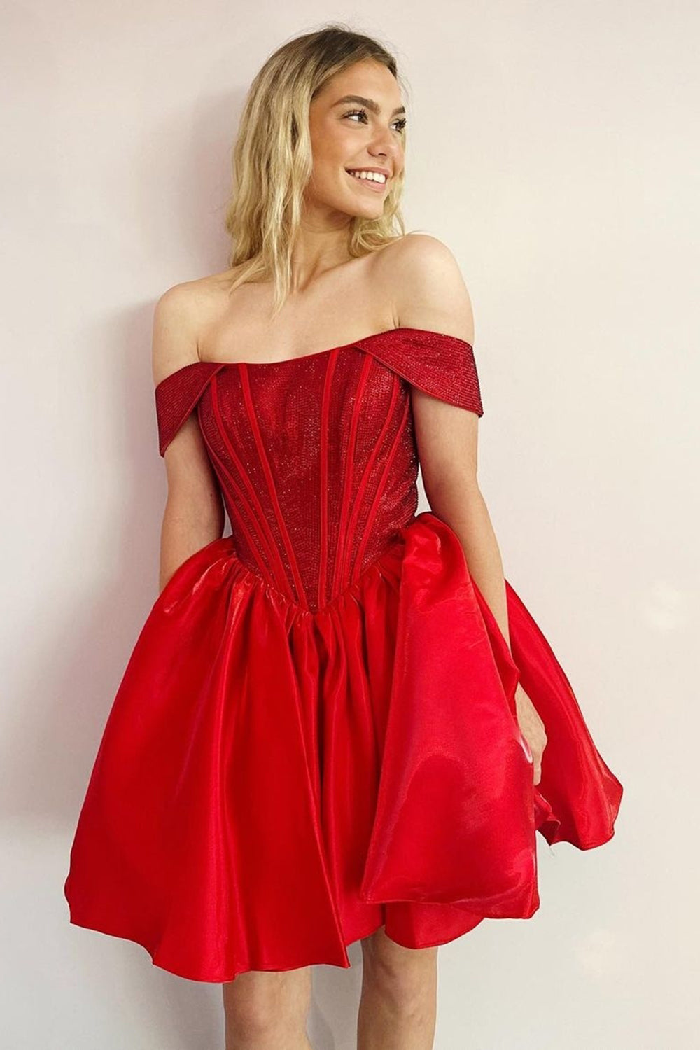 Vestido de fiesta de satén corte A con corsé y hombros descubiertos, adornado con cuentas.