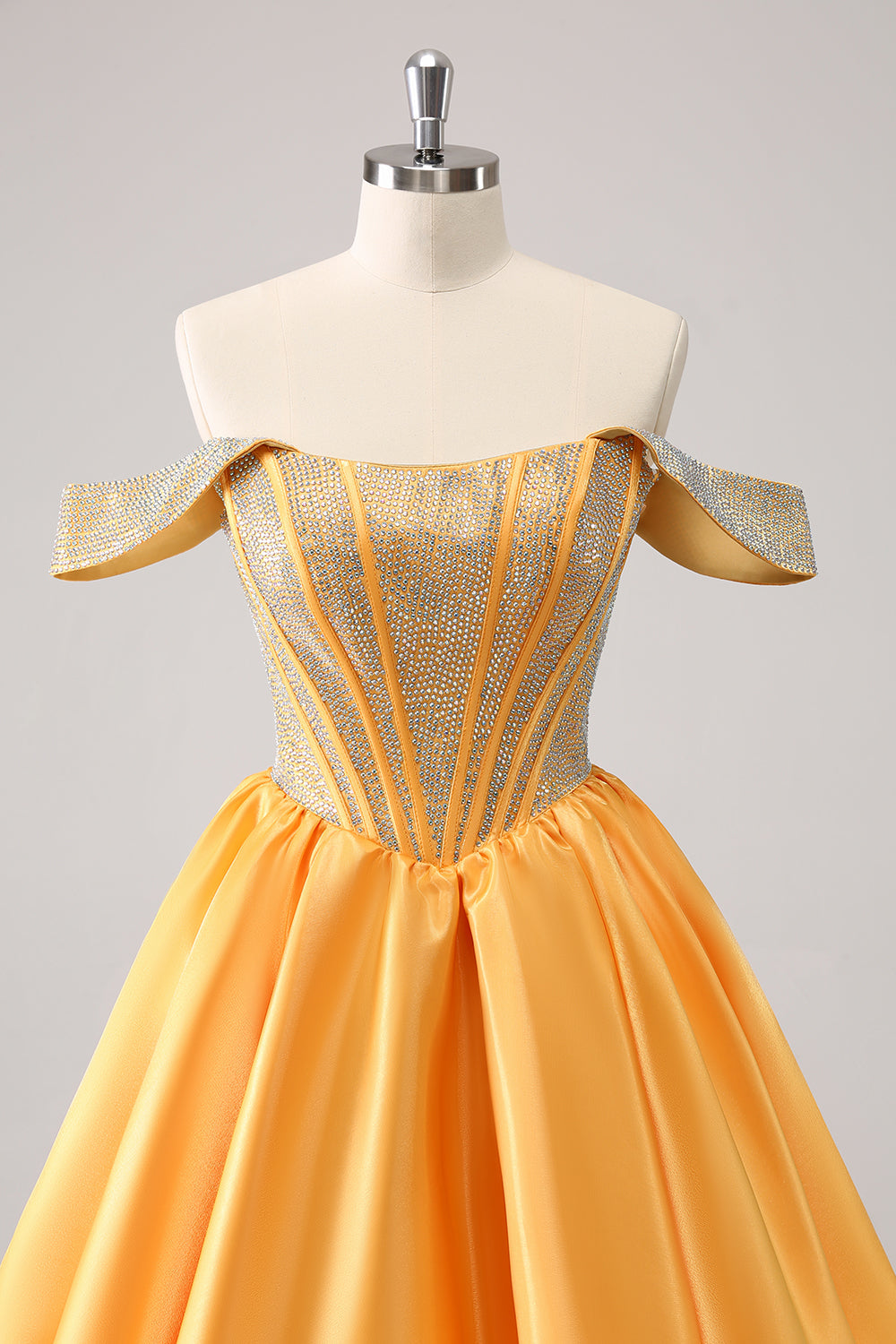 Vestido de fiesta de satén corte A con corsé y hombros descubiertos, adornado con cuentas.