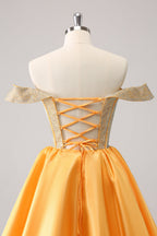Vestido de fiesta de satén corte A con corsé y hombros descubiertos, adornado con cuentas.