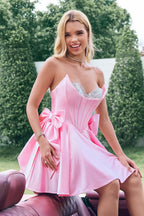 Vestido corto de fiesta de satén sin tirantes, corte en A, con corsé y lazo.