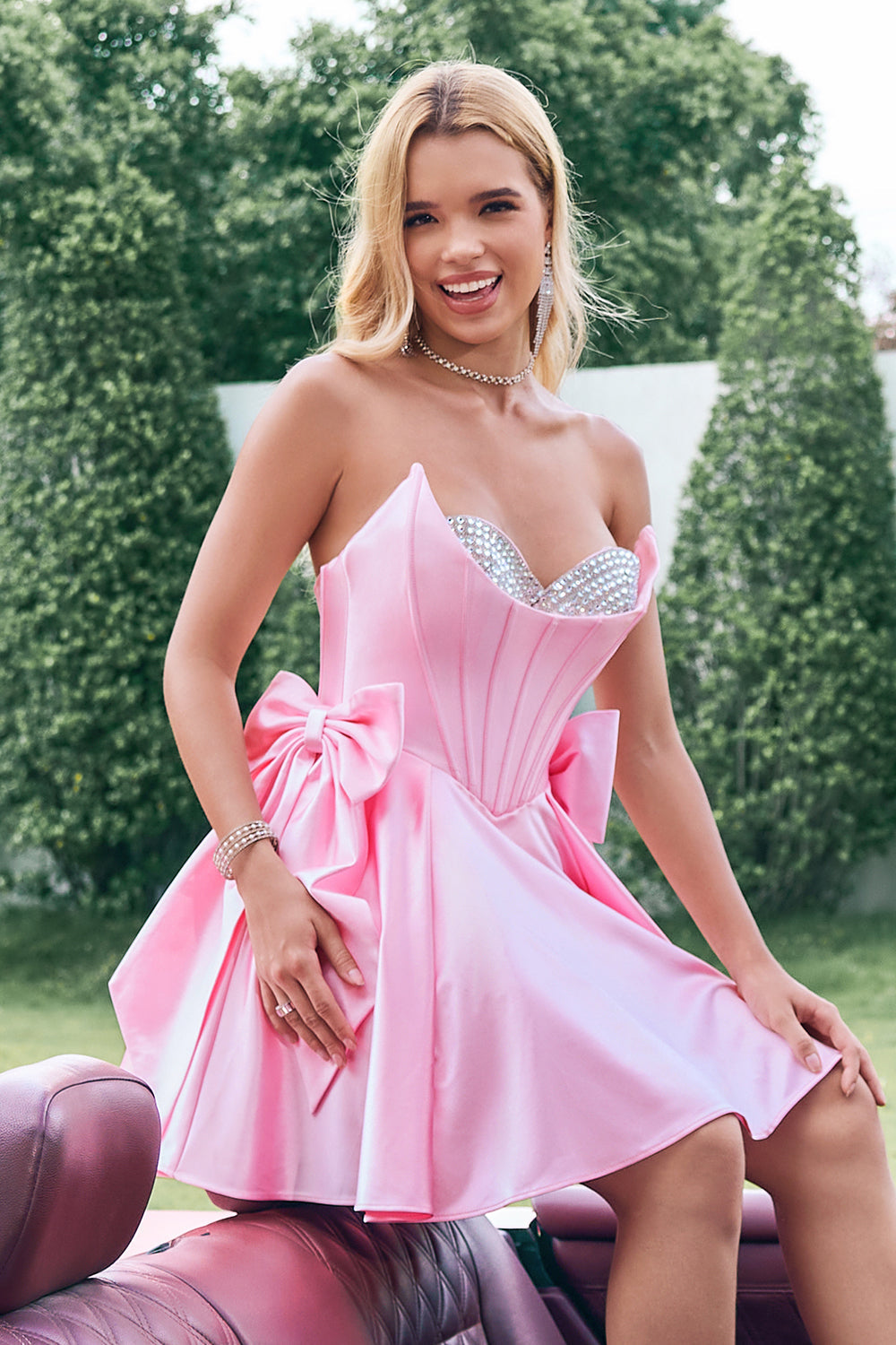 Robe de bal bustier courte en satin, coupe trapèze, avec nœud.