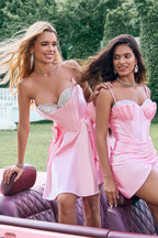 Vestido corto de fiesta de satén sin tirantes, corte en A, con corsé y lazo.
