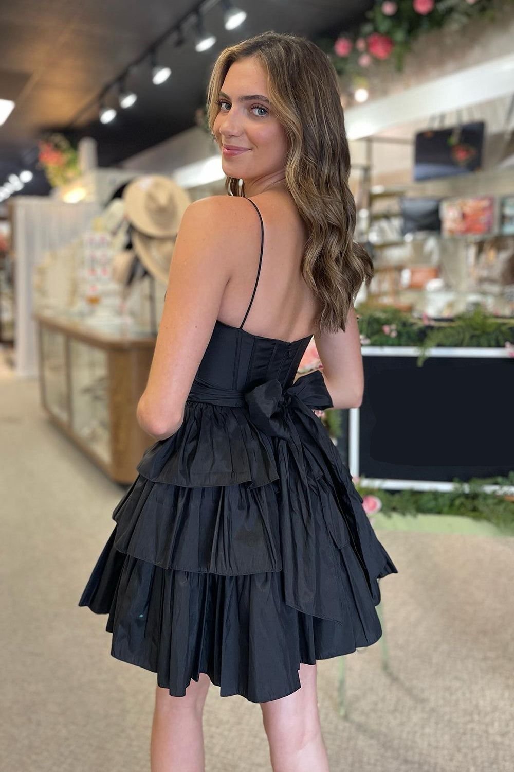 Robe de bal courte en satin à fines bretelles, coupe trapèze, corset à volants et nœud